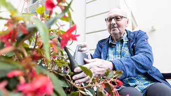 Bei der Blumenpflege
